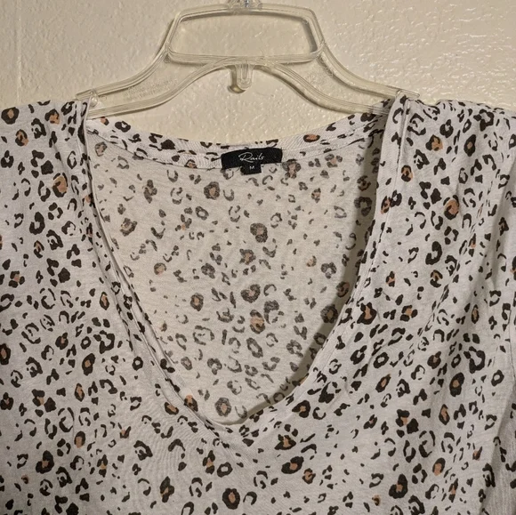 Rails Leopard Print V-Neck Women's Top Size Medium Pre-owned - Picture 3 of 4